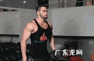 如何用亚铃练三角肌?