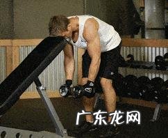 如何用亚铃练三角肌?