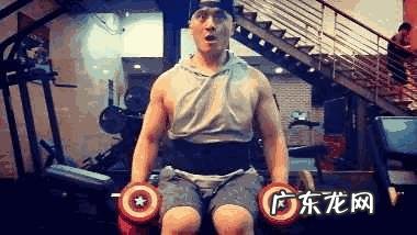 如何用亚铃练三角肌?