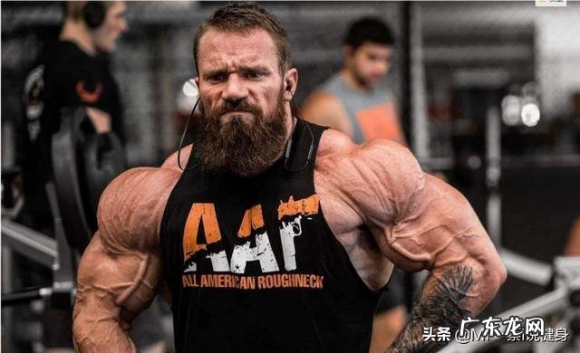 如何用亚铃练三角肌?