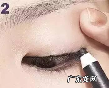 画眼线怎么才能不晕妆?