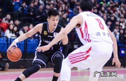 青岛男篮对阵辽宁男篮，郭艾伦被闫军吹罚犯规后跺脚抱怨自己没有动手，对此你怎么评？