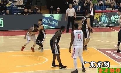 青岛男篮对阵辽宁男篮,郭艾伦被闫军吹罚犯规后跺脚抱怨自己没有动手,对此你怎么评?