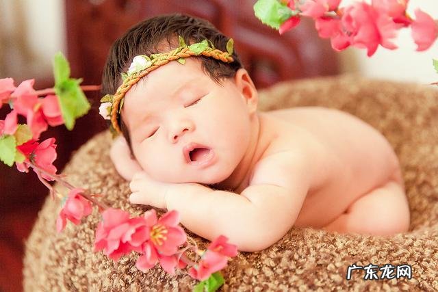 进产房给宝宝带衣服，是连体的好还是分开的好？为什么？