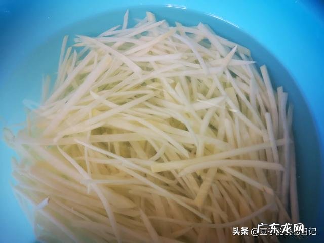 你觉得酸辣土豆丝炒硬点好吃还是炒软点好吃,为什么呢?有人说硬的是生的?