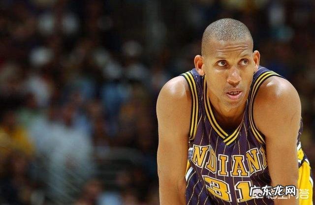 库里三分命中总数升至历史第三,排在库里面前的两位球员是谁?还有多大的距离?