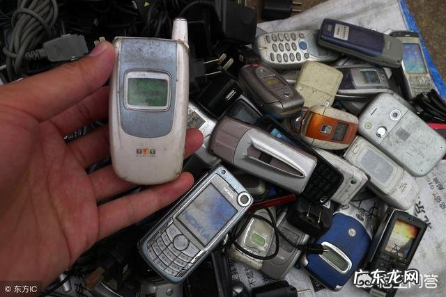 有人到农村收“废旧手机”,用手机换盆,收来做什么?