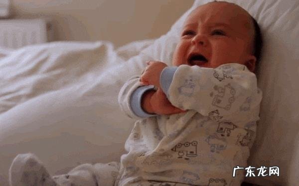 婴儿一吃奶就哭什么原因?