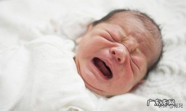 婴儿一吃奶就哭什么原因?