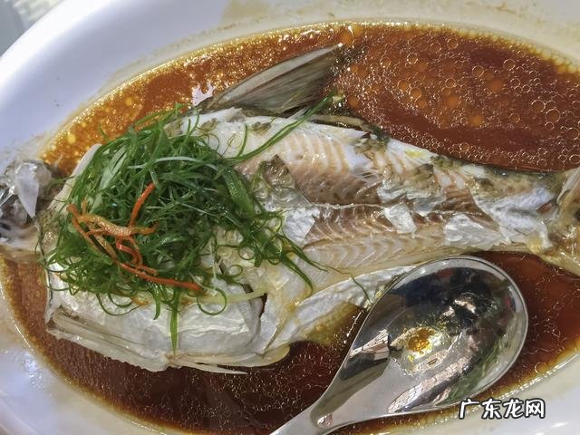 清蒸鱼怎么做才能既美观又美味?