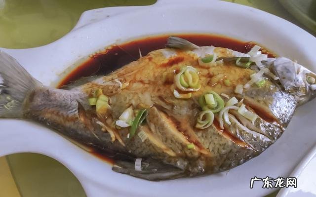 清蒸鱼怎么做才能既美观又美味?