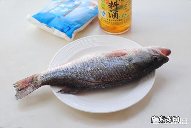 清蒸鱼怎么做才能既美观又美味?