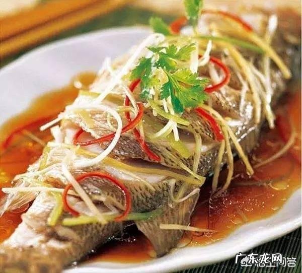 清蒸鱼怎么做才能既美观又美味?