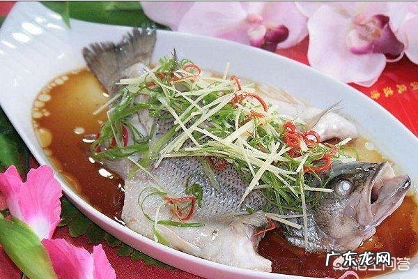 清蒸鱼怎么做才能既美观又美味?