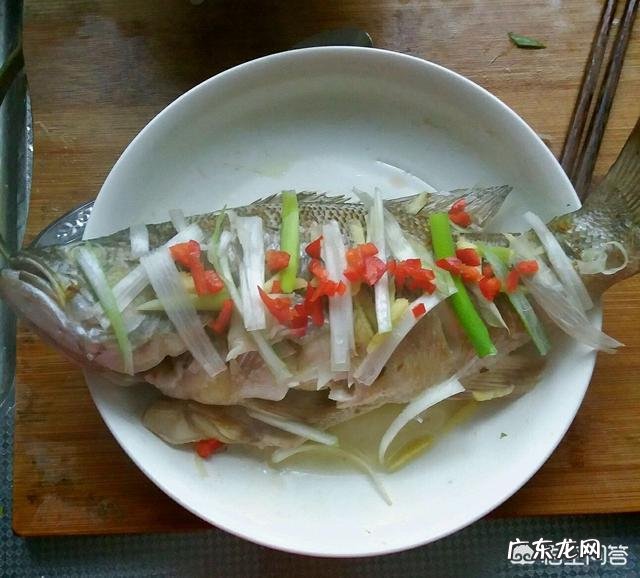 清蒸鱼怎么做才能既美观又美味?