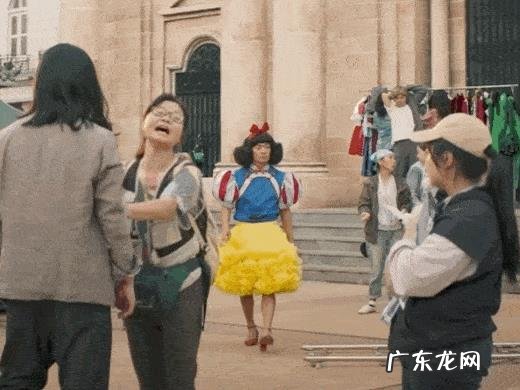 周星驰的《新喜剧之王》中揭露了娱乐圈中的哪些不良现象?