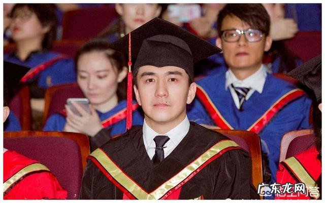 周星驰的《新喜剧之王》中揭露了娱乐圈中的哪些不良现象?