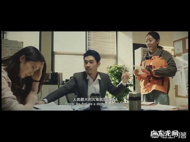 周星驰的《新喜剧之王》中揭露了娱乐圈中的哪些不良现象?