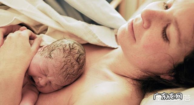 孕妇分娩时胎儿在干嘛?