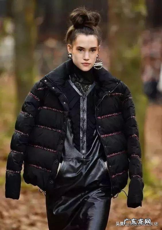 今年的女款羽绒服流行哪些款式和颜色?