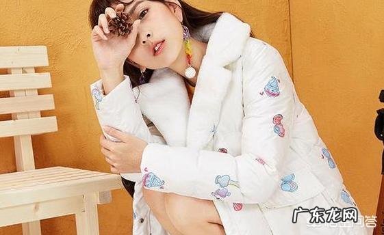 今年的女款羽绒服流行哪些款式和颜色?