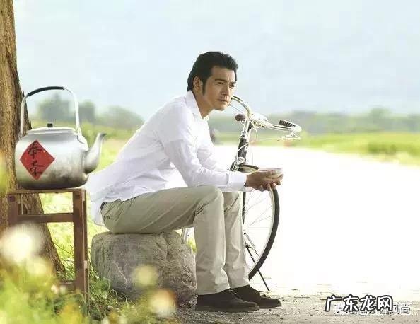 白色衣服长时间没有穿换季了,拿出来穿变黄了,怎么办呢?