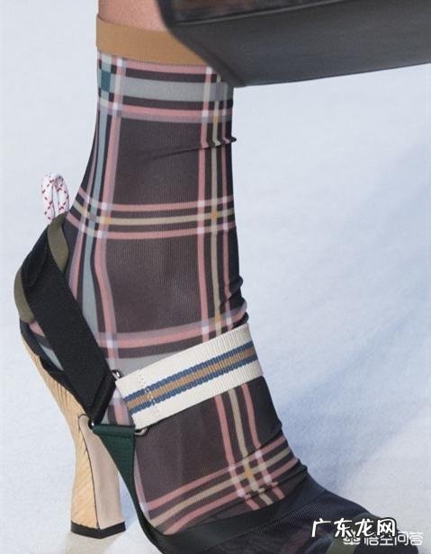 今年流行什么款式的衣服、鞋子?