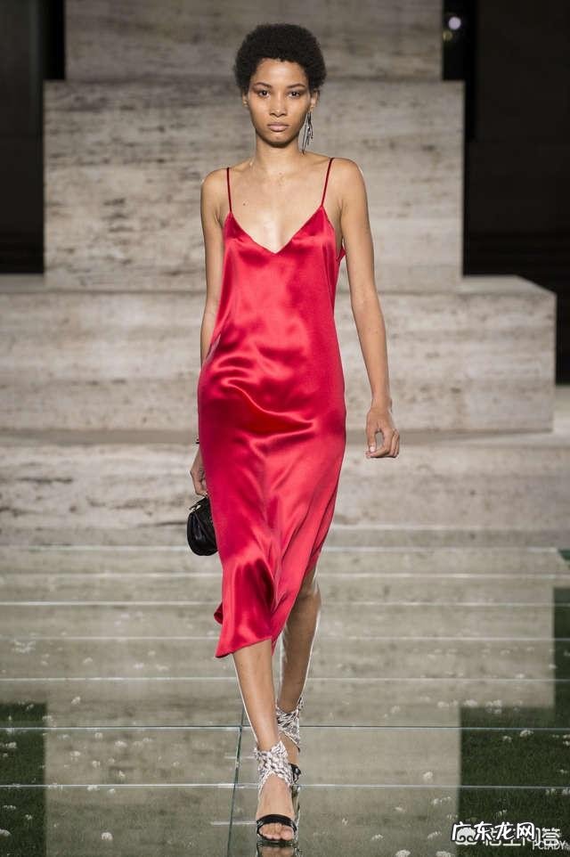 今年流行什么款式的衣服、鞋子?