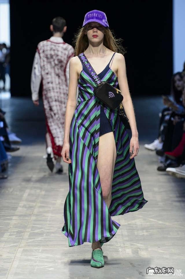 今年流行什么款式的衣服、鞋子?