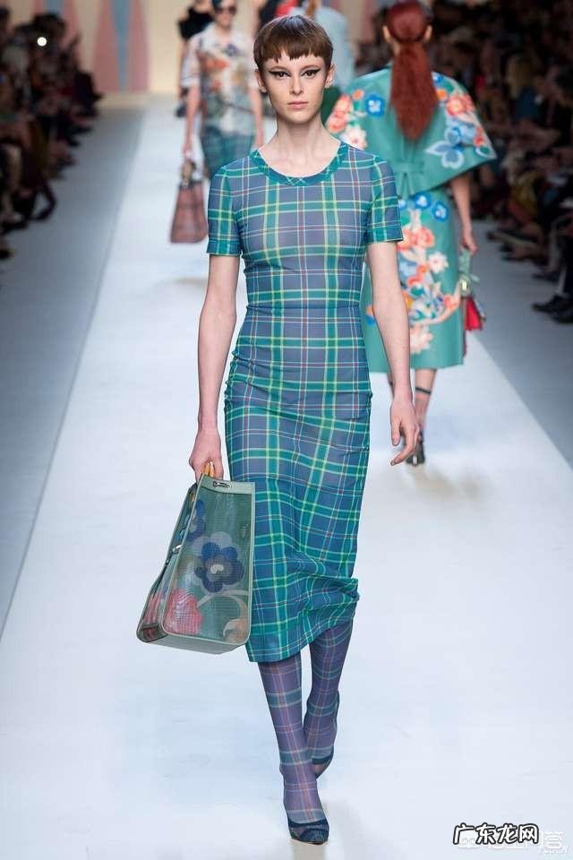 今年流行什么款式的衣服、鞋子?