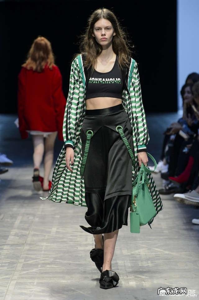 今年流行什么款式的衣服、鞋子?