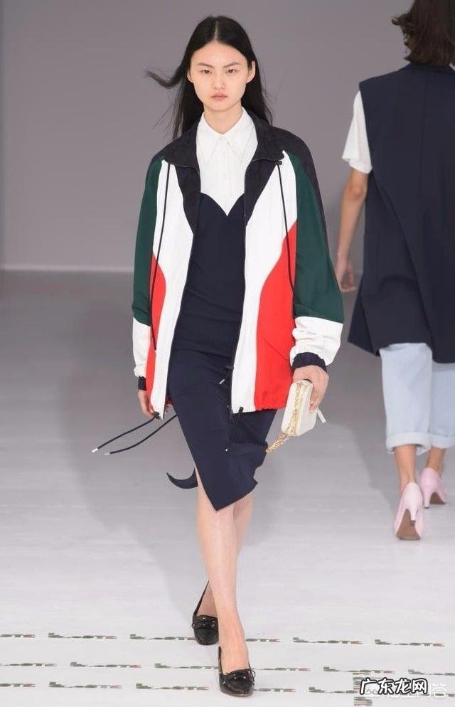 今年流行什么款式的衣服、鞋子?