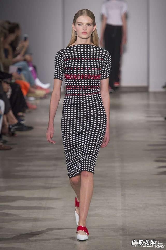 今年流行什么款式的衣服、鞋子?