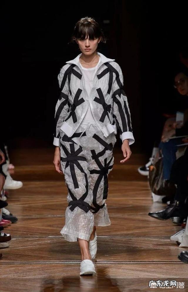 今年流行什么款式的衣服、鞋子?