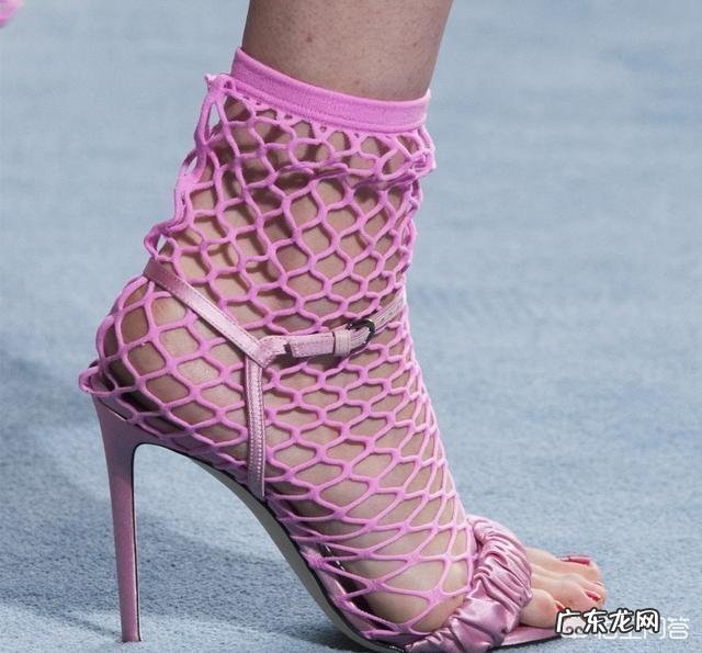 今年流行什么款式的衣服、鞋子?