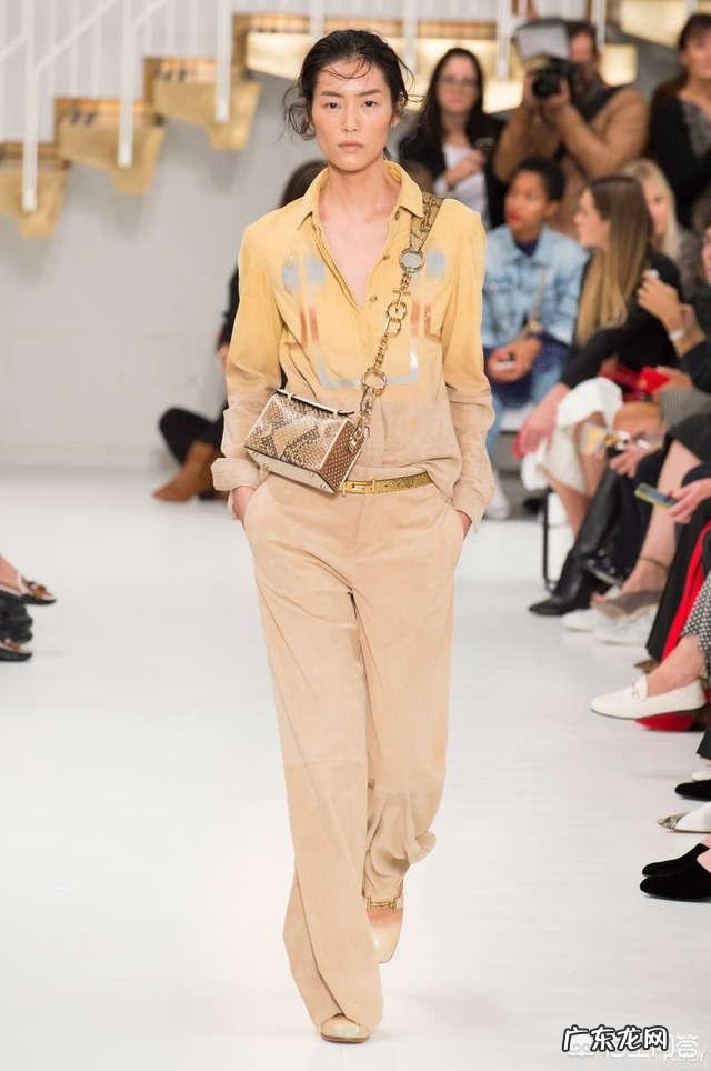 今年流行什么款式的衣服、鞋子?