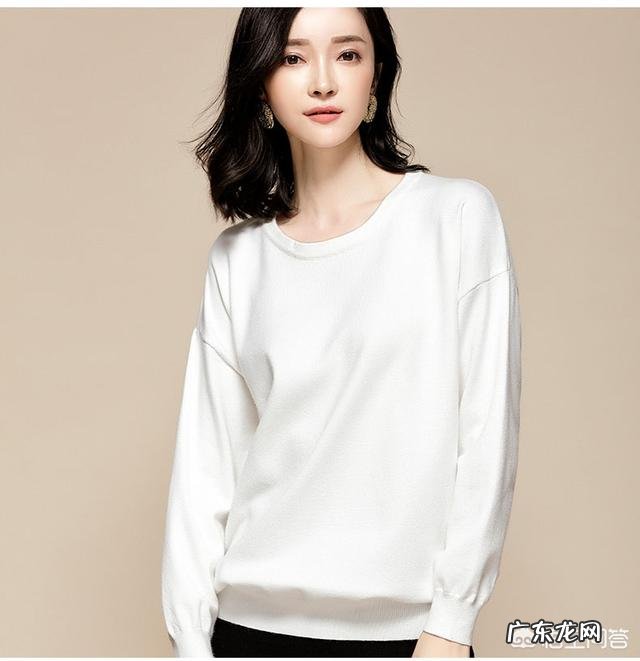 冬天穿什么色系的搭配会显白?