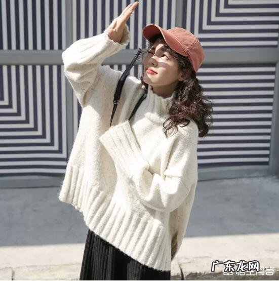 冬天穿什么色系的搭配会显白?