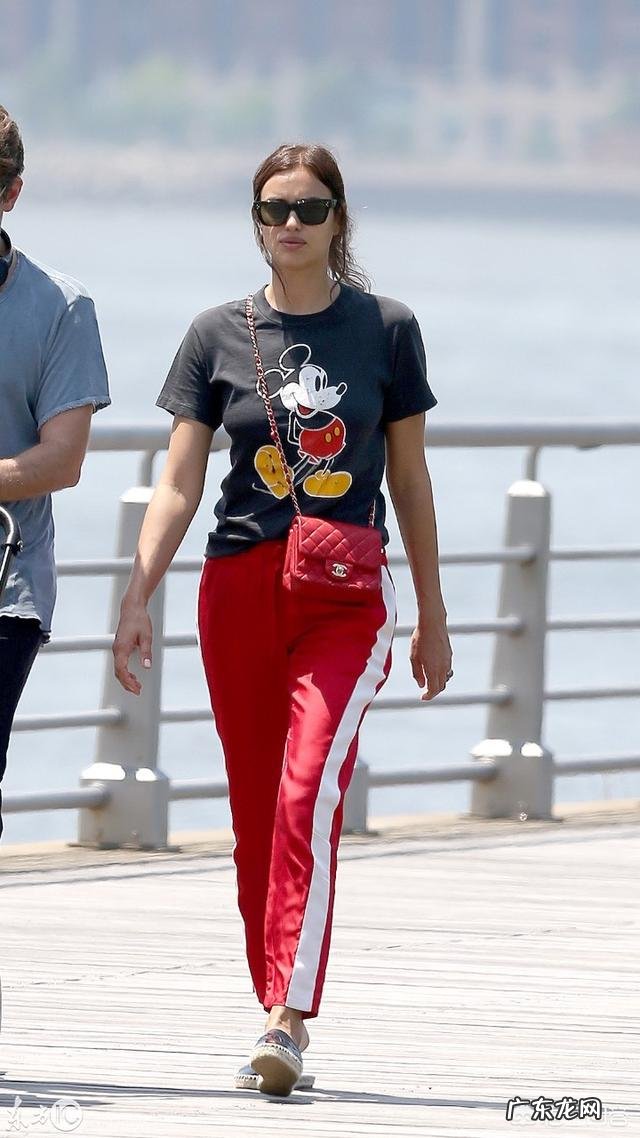 红裤子有哪些好看的搭配?