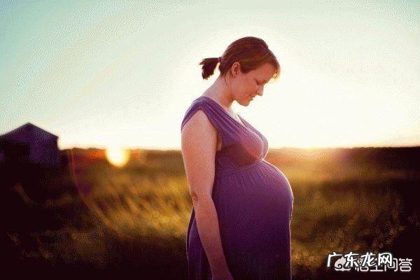 42岁高龄孕妇怀孕要生了,除了老公外被周围的人看不起,怎么办?