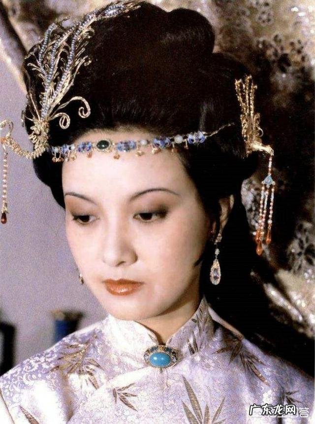 凤姐敢开贾母、黛玉等人的玩笑,为何却不敢调侃自己的表妹薛宝钗?