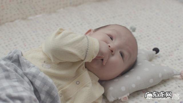 刚出生的小婴儿需要用枕头吗?