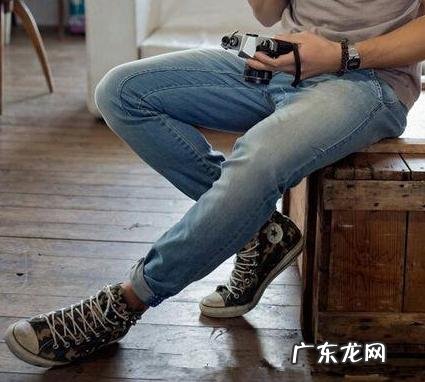 男生穿帆布鞋时配什么样的裤子比较好?