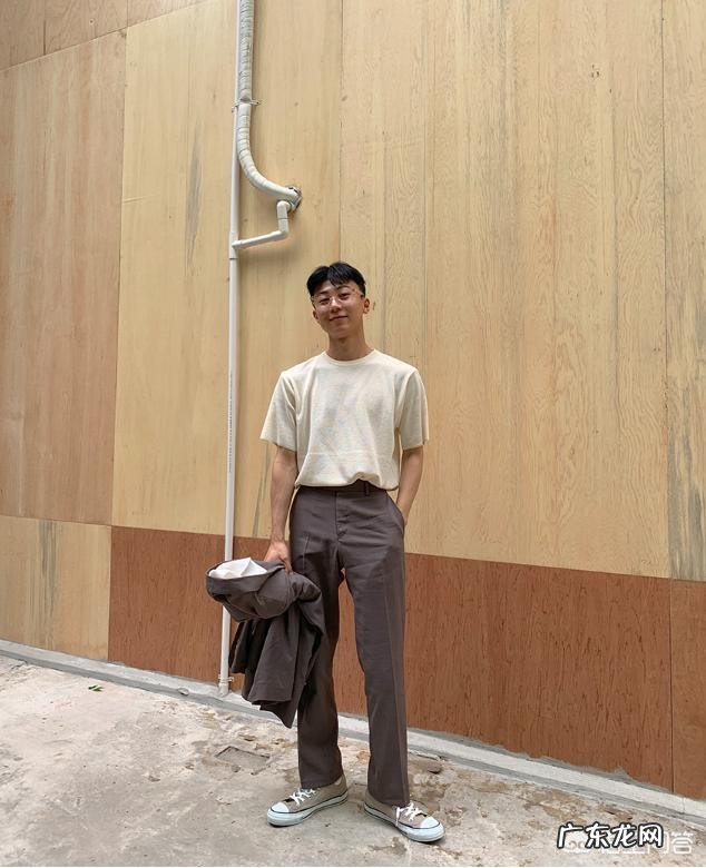 男生穿帆布鞋时配什么样的裤子比较好?