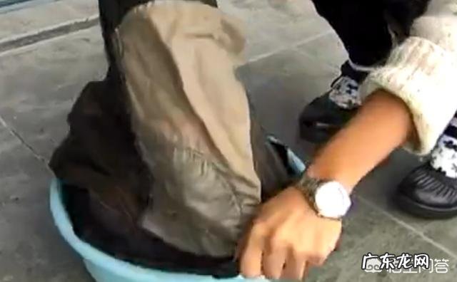 该如何防止牛仔裤褪色?