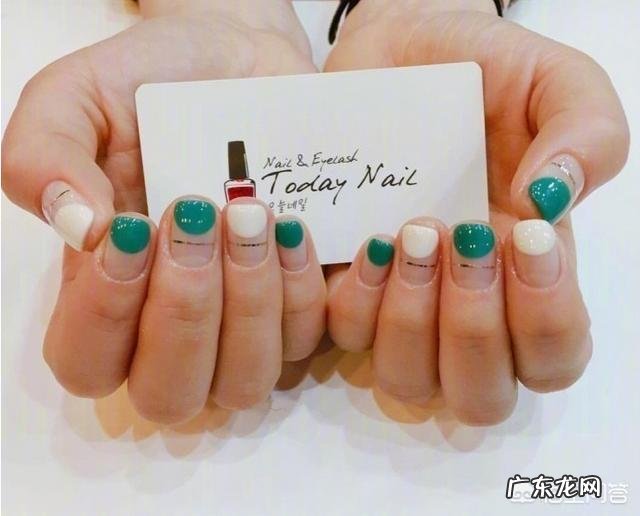 夏天适合做什么颜色的美甲？