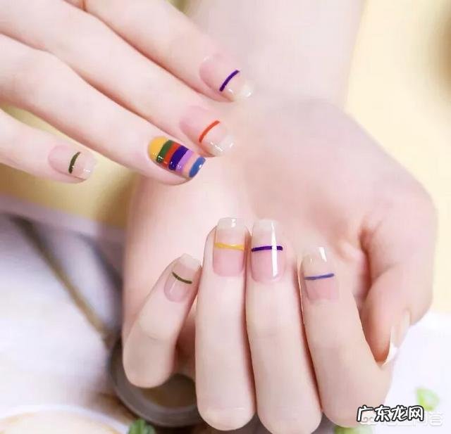 夏天适合做什么颜色的美甲？