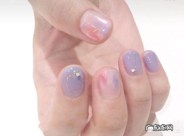 夏天适合做什么颜色的美甲？