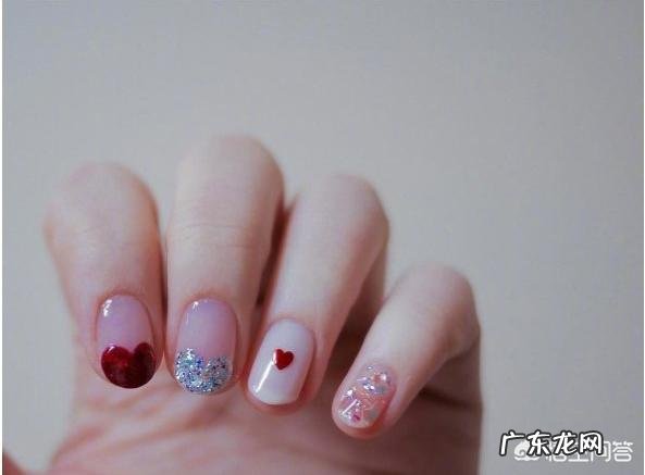 夏天适合做什么颜色的美甲？