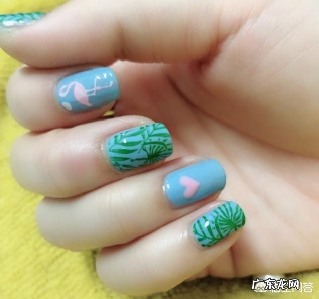 夏天适合做什么颜色的美甲？